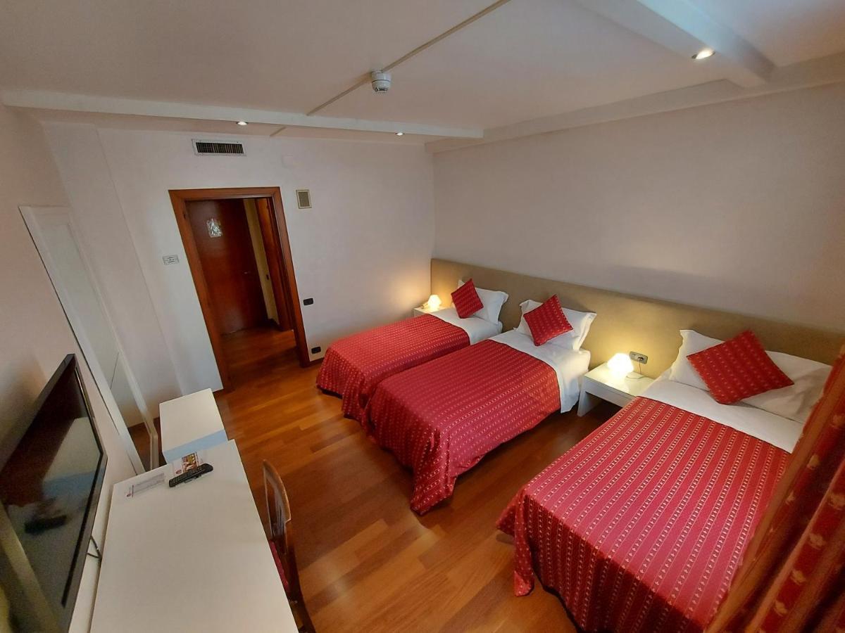 Hotel Posta 77 San Giorgio In Bosco Bagian luar foto