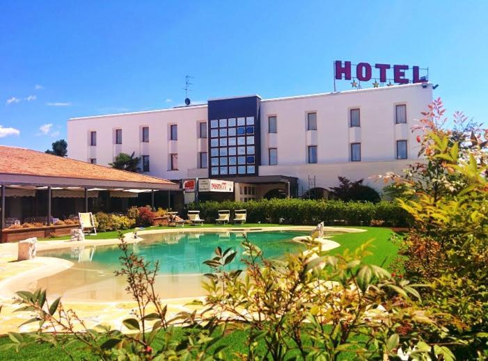 Hotel Posta 77 San Giorgio In Bosco Bagian luar foto