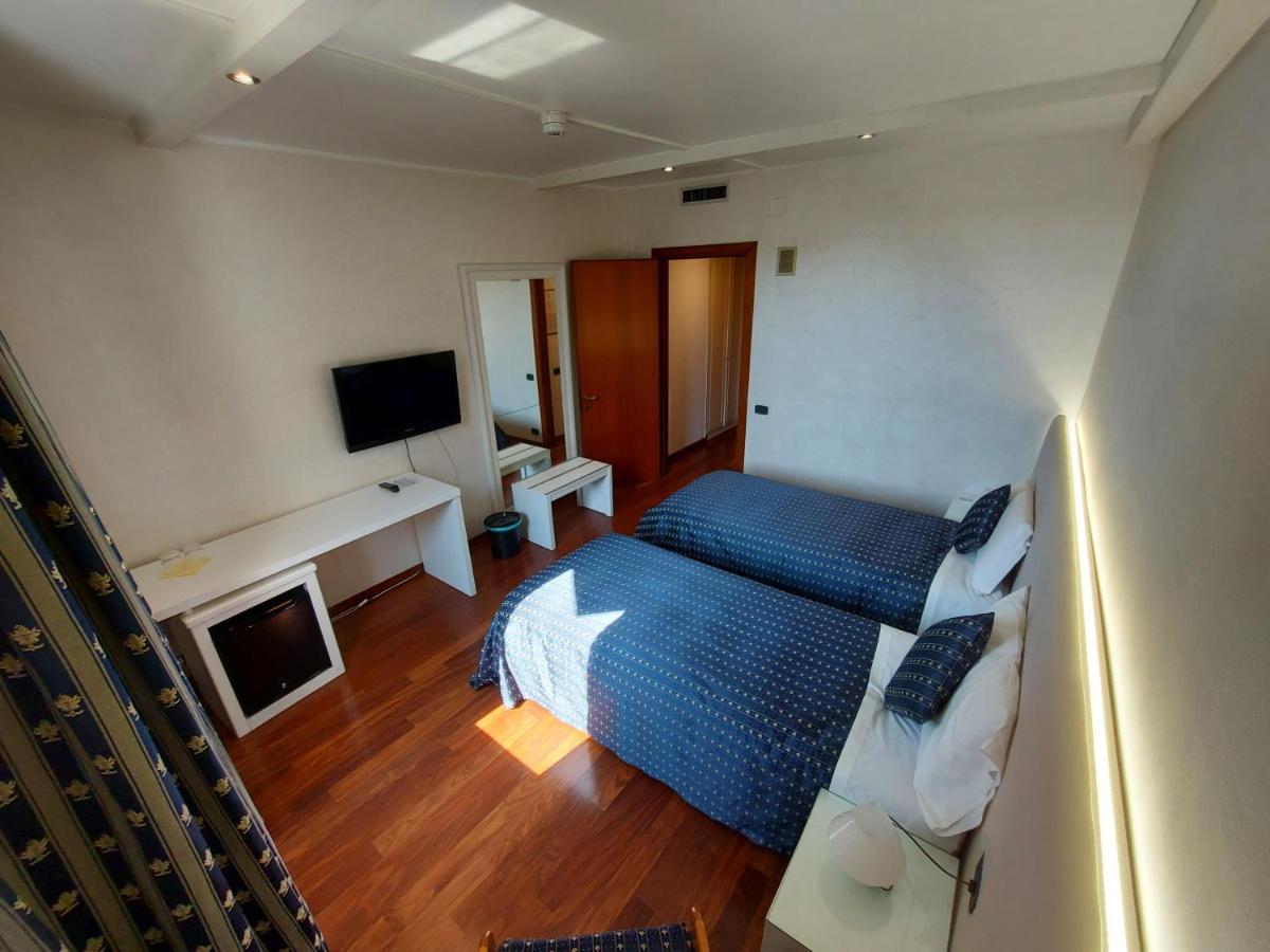 Hotel Posta 77 San Giorgio In Bosco Bagian luar foto