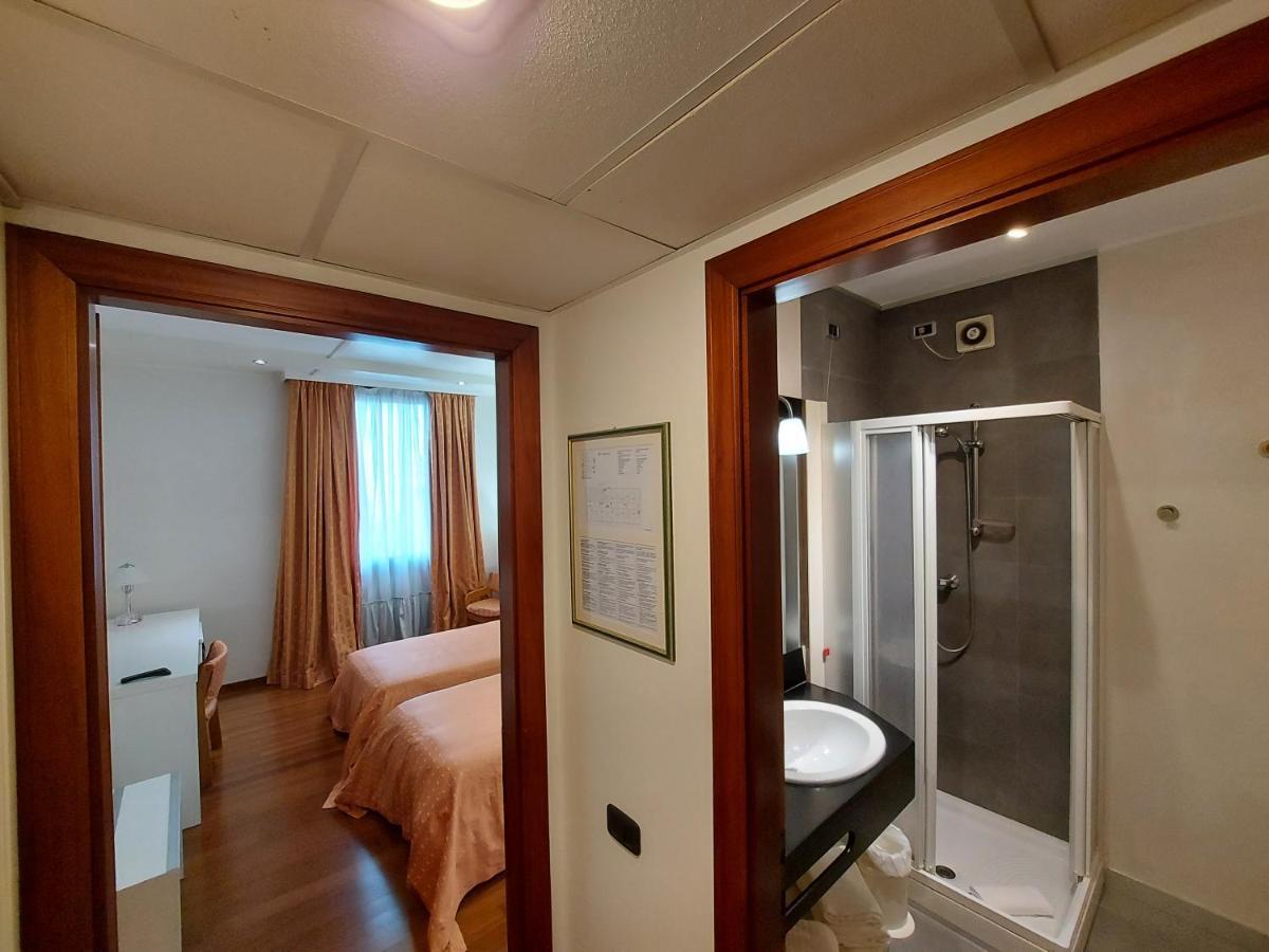 Hotel Posta 77 San Giorgio In Bosco Bagian luar foto