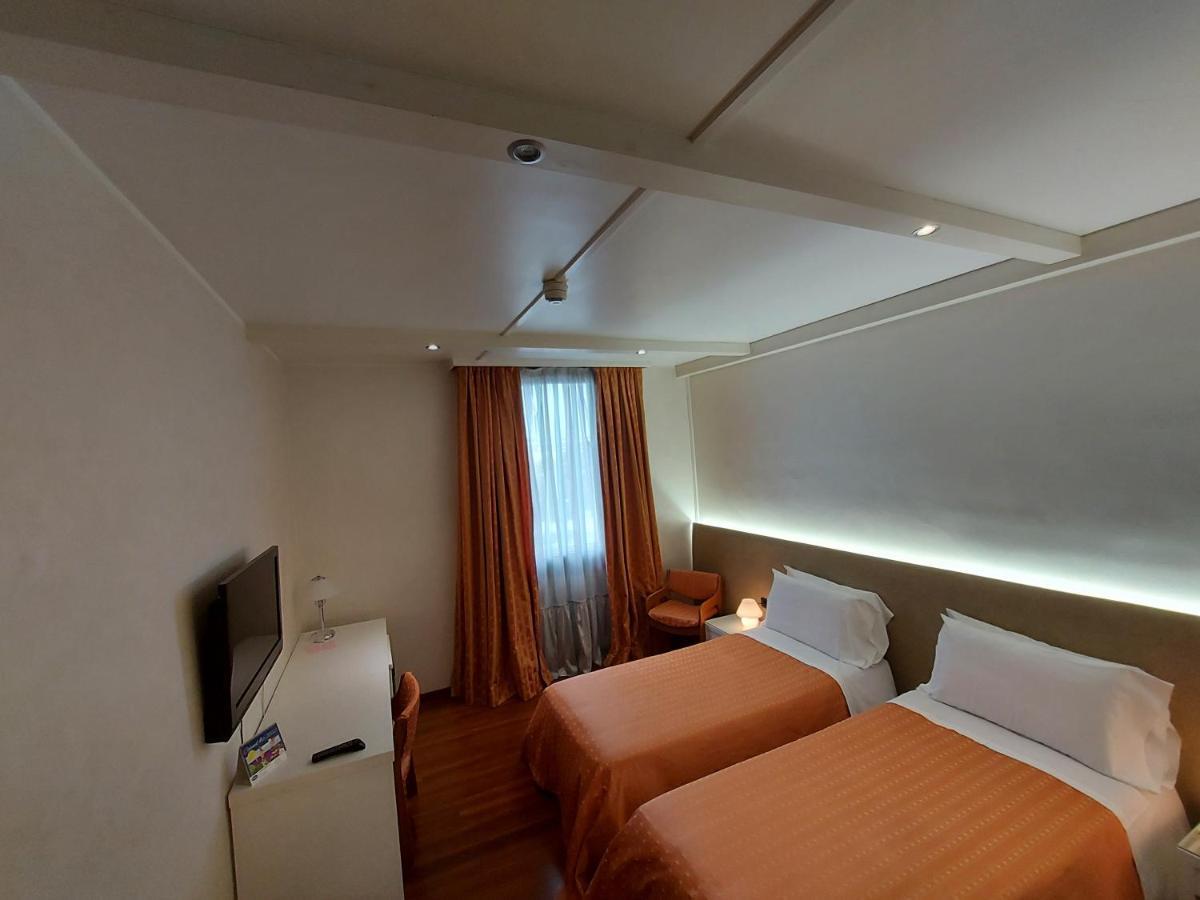 Hotel Posta 77 San Giorgio In Bosco Bagian luar foto