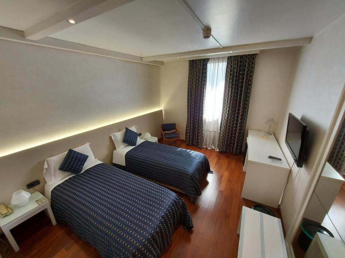 Hotel Posta 77 San Giorgio In Bosco Bagian luar foto