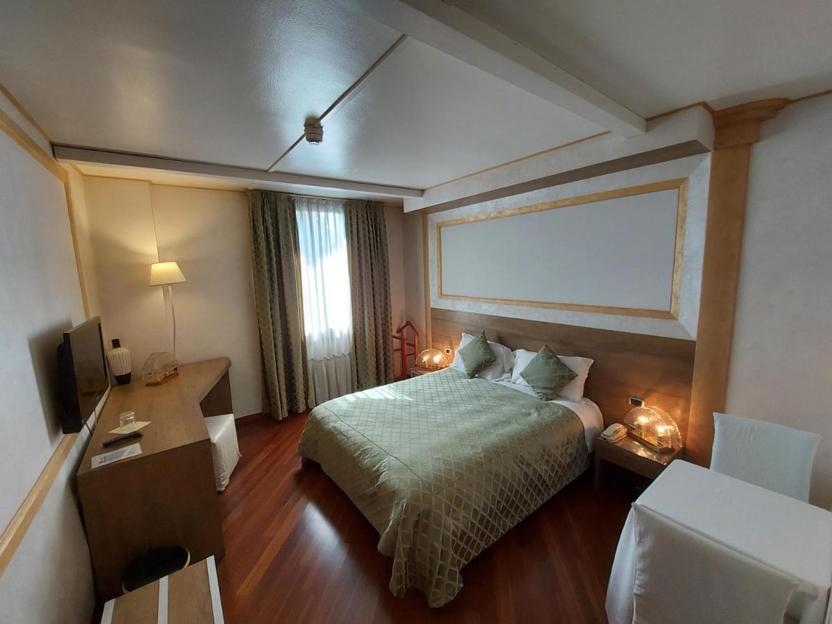 Hotel Posta 77 San Giorgio In Bosco Bagian luar foto