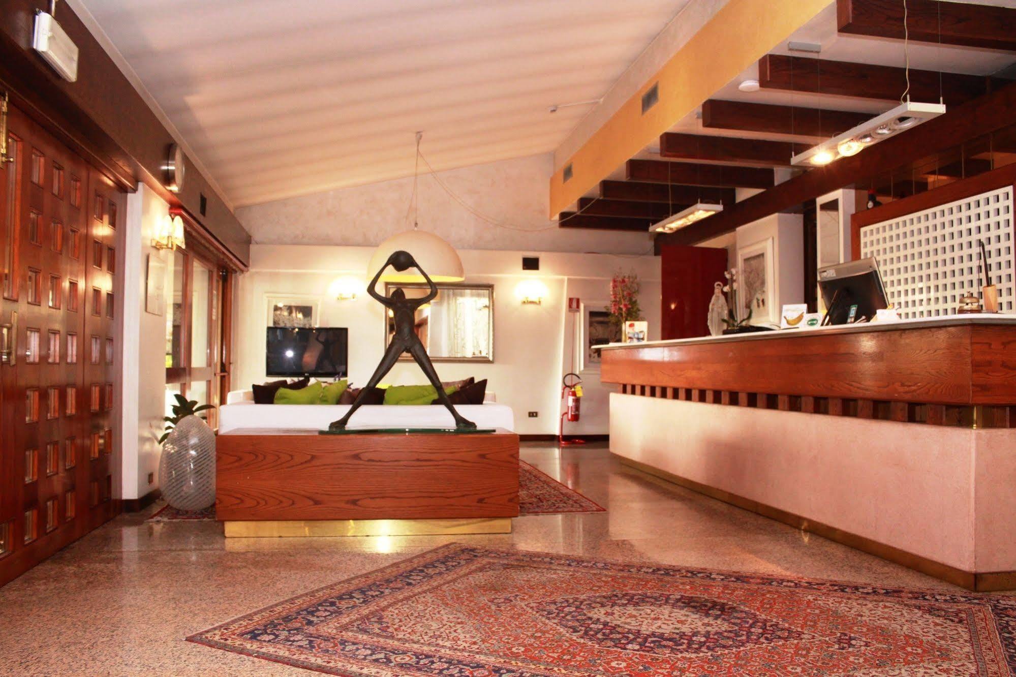 Hotel Posta 77 San Giorgio In Bosco Bagian luar foto